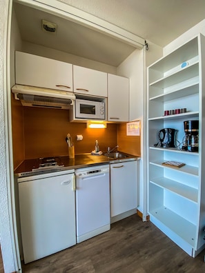 Comfort-Apartment, Strandnähe | Eigene Küche | Kühlschrank, Mikrowelle, Herdplatte, Wasserkocher mit Kaffee-/Teezubehör