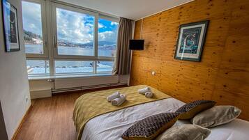 Comfort studio | Woonkamer | Een 45-cm flatscreentelevisie met digitale zenders en televisie