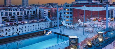 Piscine extérieure, chaises longues