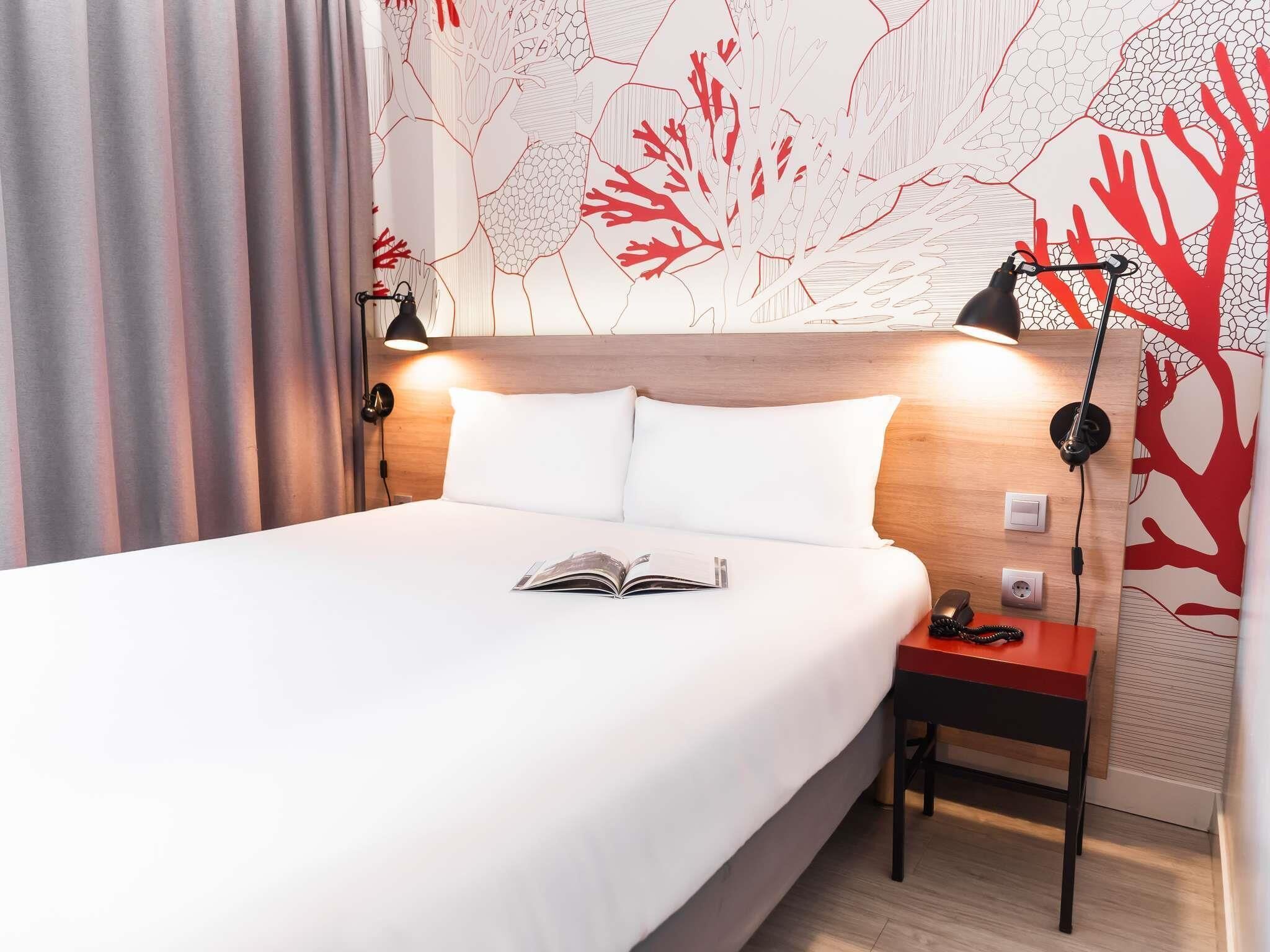 Standard Room, 1 Queen Bed | Desk, soundproofing, free WiFi, bed sheets