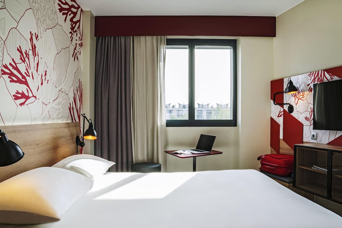 Desk, soundproofing, free WiFi, bed sheets