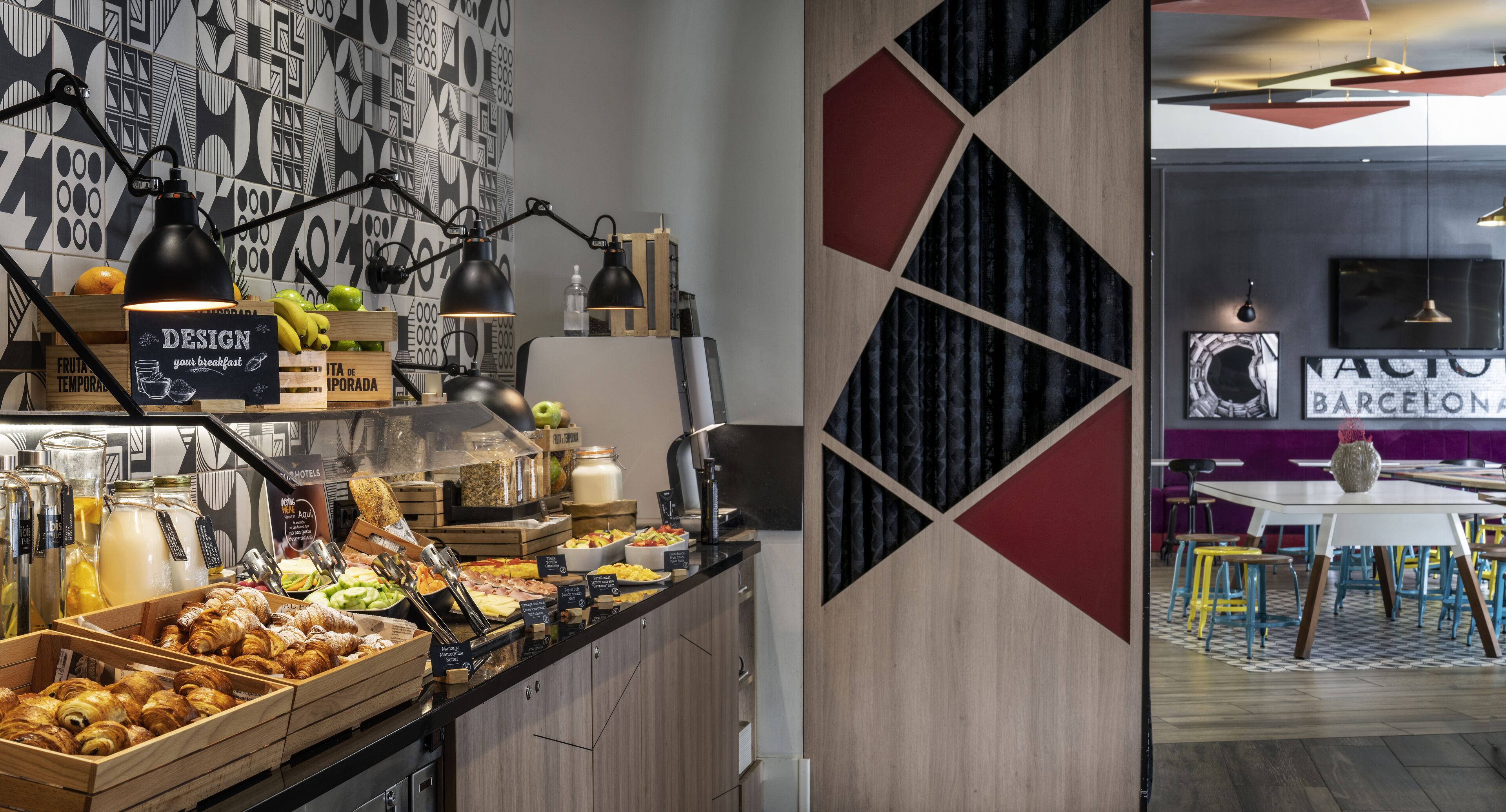 Un ricco buffet per la colazione con diverse pietanze e un arredamento moderno.