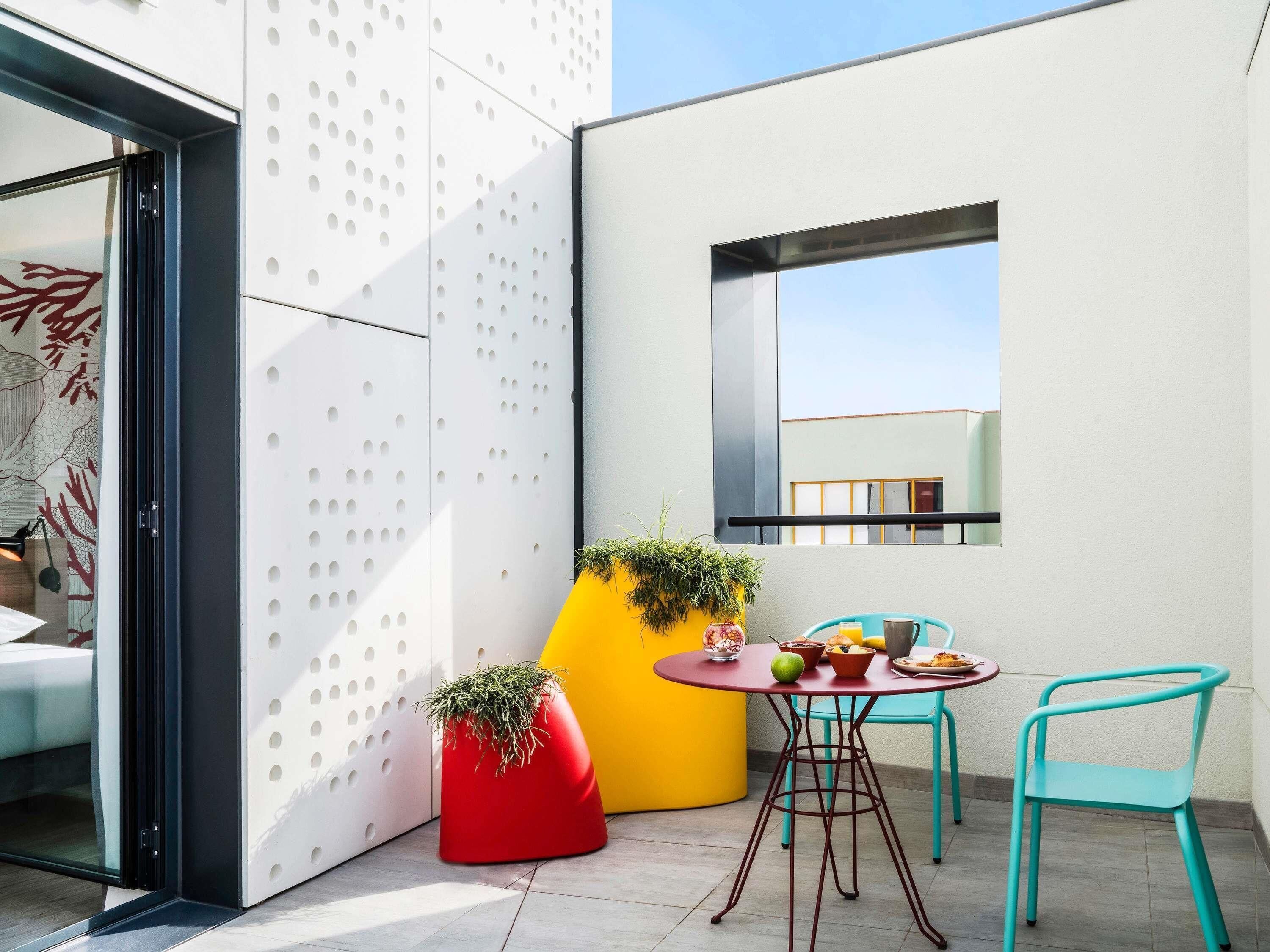 desk, soundproofing, free wifi, bed sheets