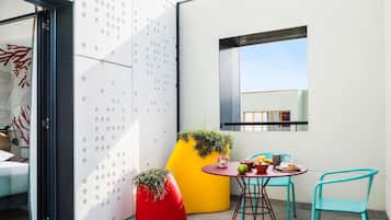 Desk, soundproofing, free WiFi, bed sheets