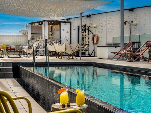 Piscine extérieure, chaises longues