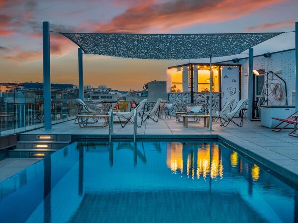 Outdoor pool, pool loungers