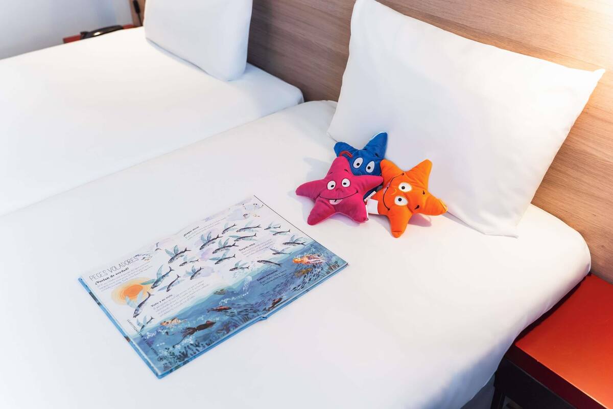 مكتب وتجهيزات عازلة للصوت وواي فاي مجانًا وملاءات أسرّة