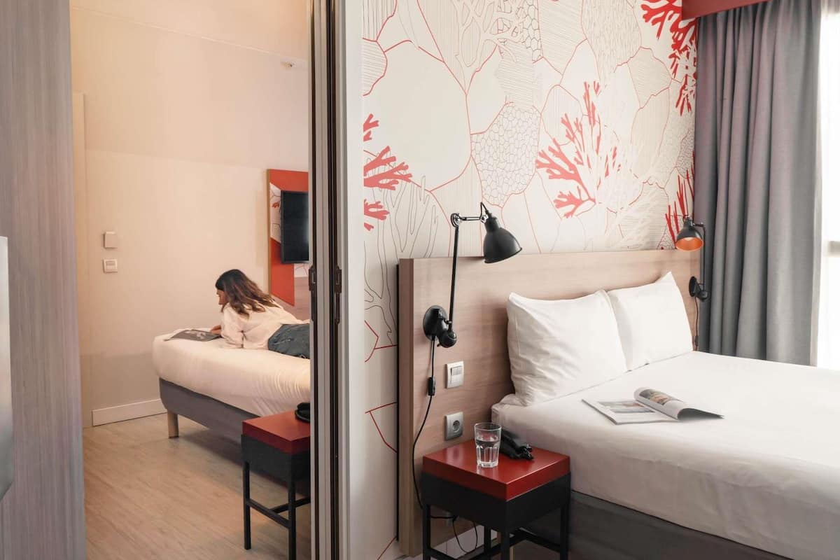 Chambre Familiale, chambres communicantes | Bureau, chambres insonorisées, Wi-Fi gratuit, draps fournis