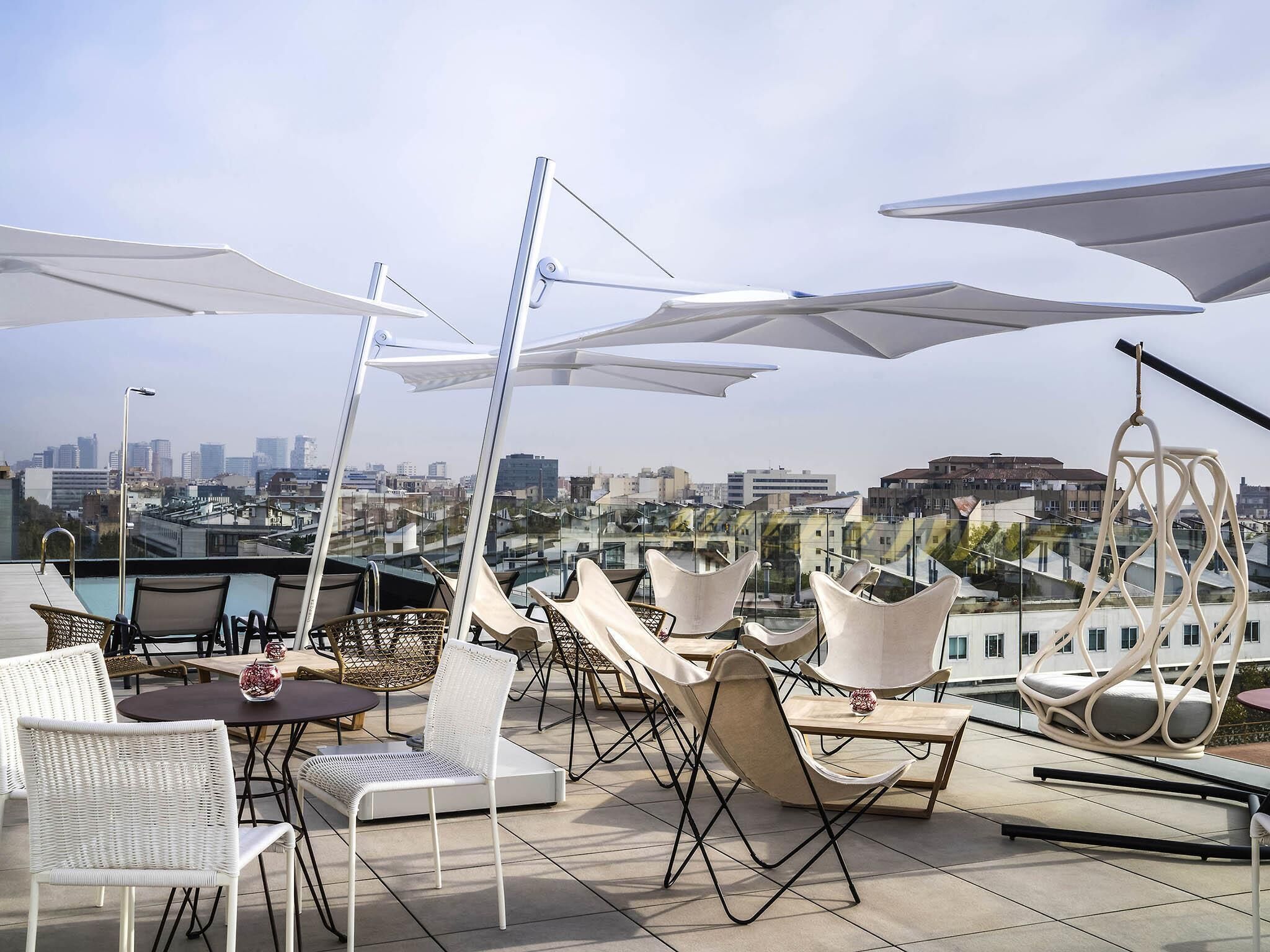 2 bars/lounges, rooftop bar, tapas bar