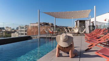 Piscine extérieure, chaises longues