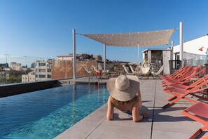 A rooftop pool area with lounge chairs and a shaded area. - ibis Styles Barcelona City Bogatell (Barcelona)