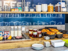 Desayuno buffet diario (EUR 8.40 por persona)