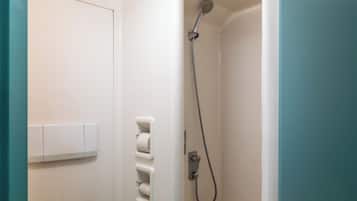Een douche, milieuvriendelijk toiletgerief, handdoeken