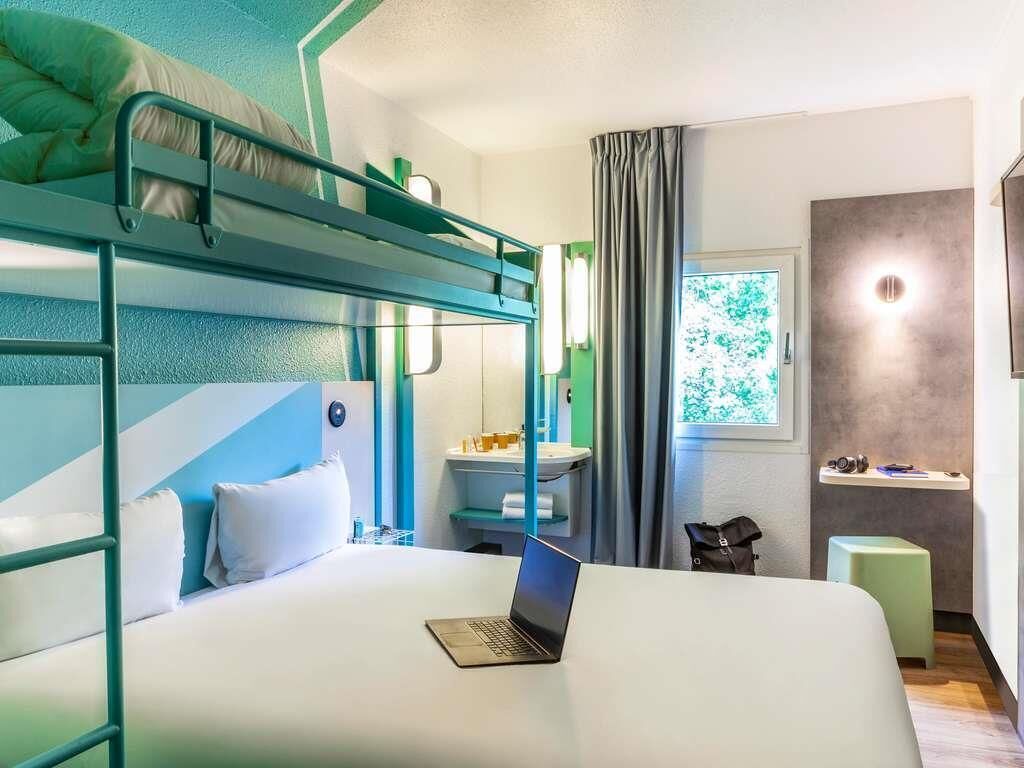 Driepersoonskamer, Meerdere bedden | Een bureau, geluiddichte muren, gratis wifi