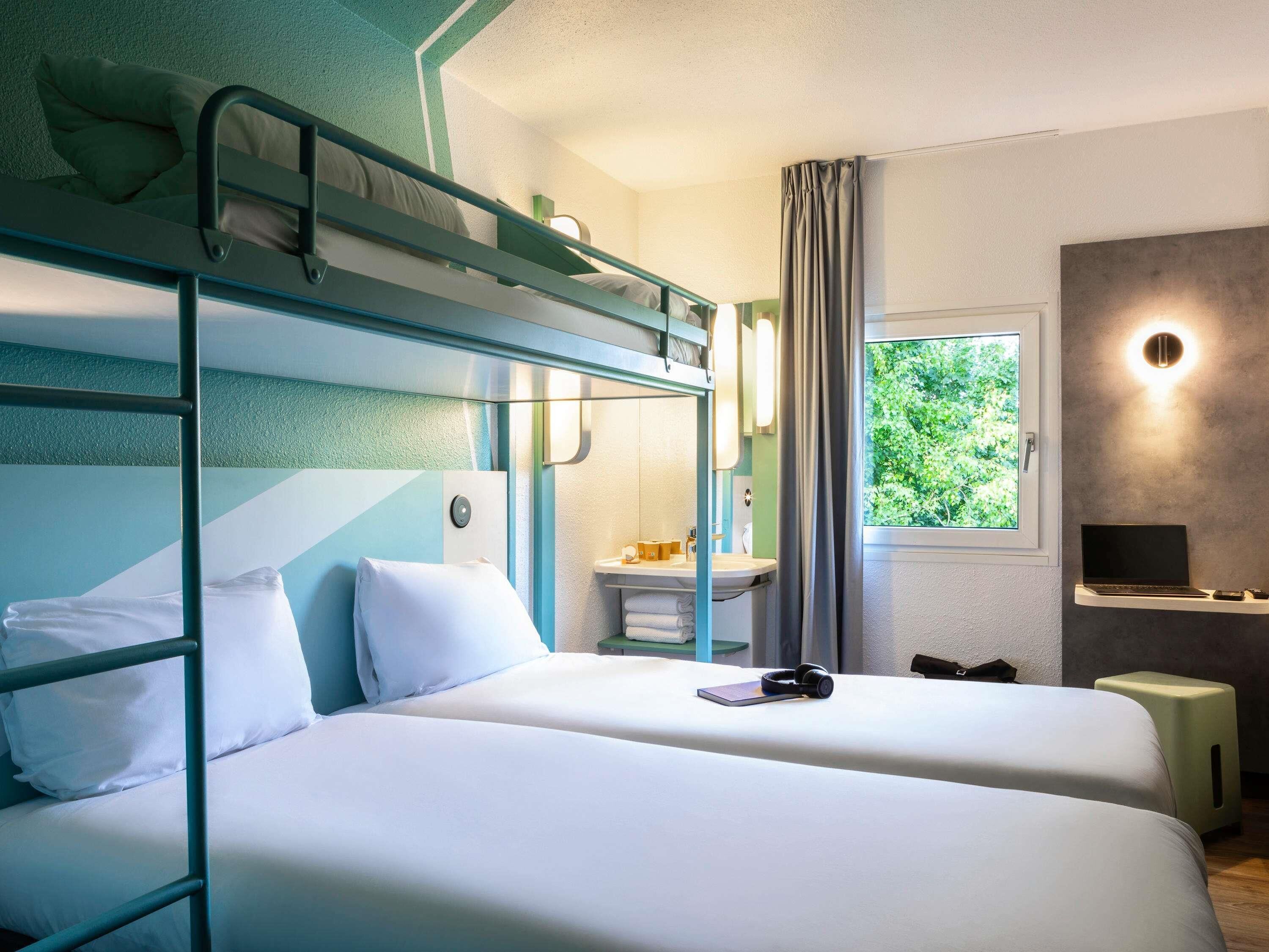 Camera tripla, 3 letti singoli | Una scrivania, insonorizzazione, Wi-Fi gratuito