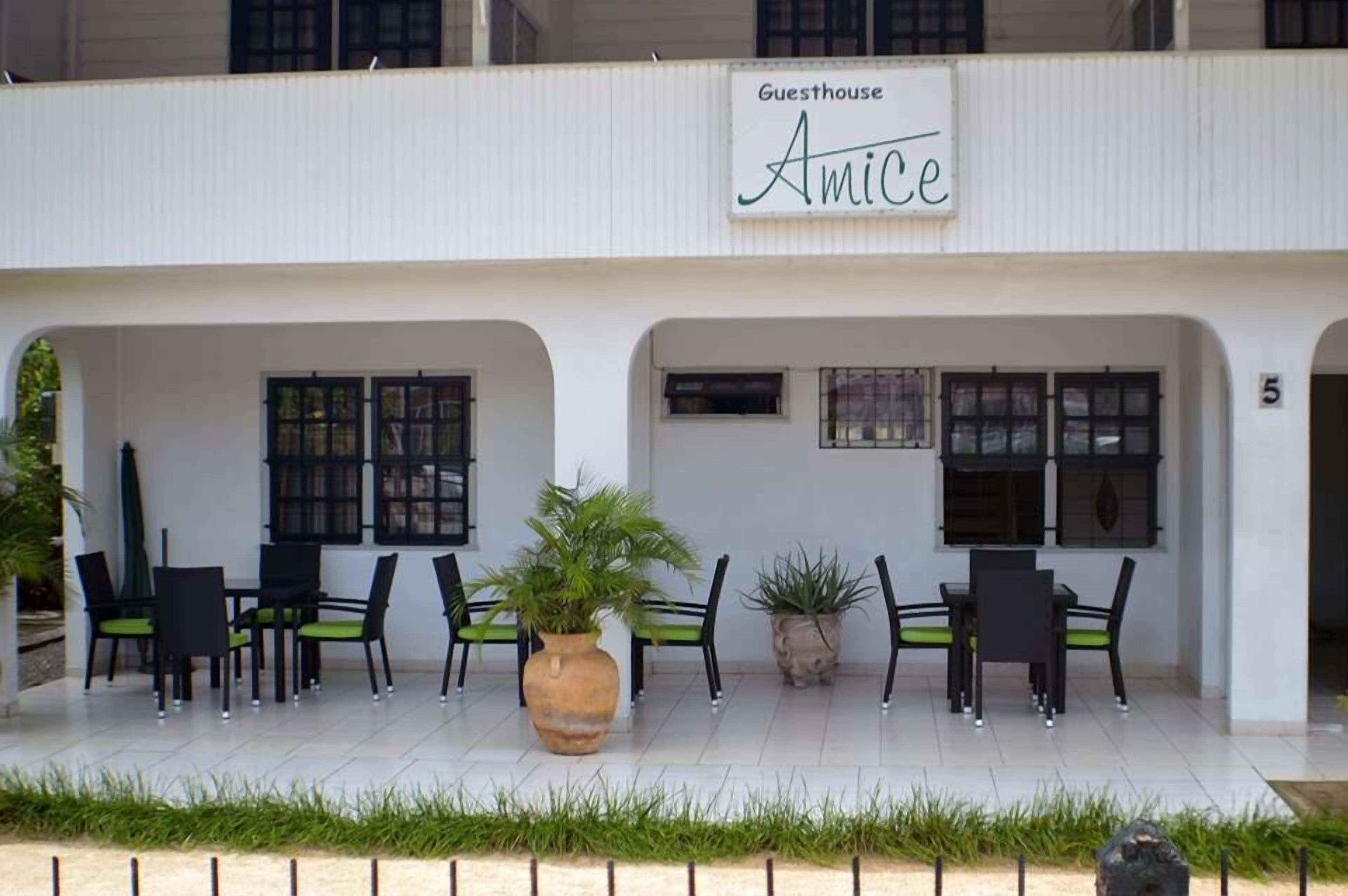 Ένας ξενώνας με το όνομα «Amice», ο οποίος διαθέτει υπαίθριο χώρο με καθίσματα και γλάστρες με φυτά.