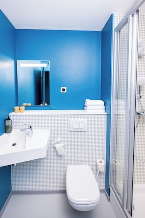 Shower, eco-friendly toiletries, towels