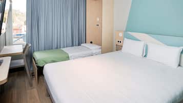Habitación triple, varias camas | 1 dormitorio, escritorio, sistema de insonorización y wifi gratis