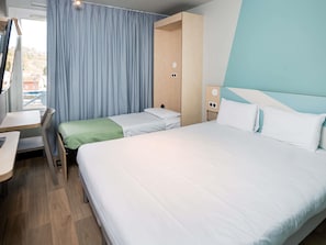 Triple Room, Multiple Beds | 1 bedroom, desk, soundproofing, free WiFi