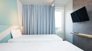 Chambre avec lits jumeaux, 2 lits une place | 1 chambre, bureau, chambres insonorisées, Wi-Fi gratuit