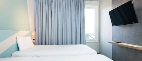 Chambre avec lits jumeaux, 2 lits jumeaux | 1 chambre, bureau, systĂšme dâinsonorisation, accĂšs au Wi-Fi (inclus)