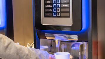 Petit déjeuner buffet (8.5 EUR par personne)