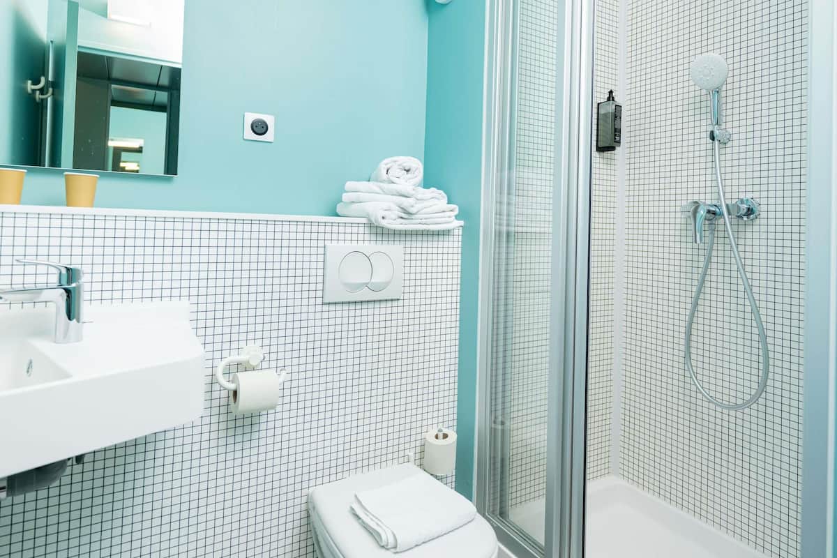 Triple Room, Multiple Beds | 1 bedroom, desk, soundproofing, free WiFi