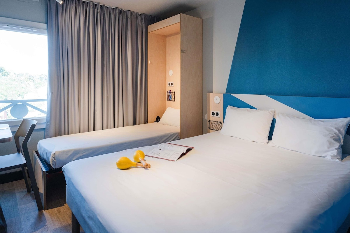 Triple Room, Multiple Beds | 1 bedroom, desk, soundproofing, free WiFi