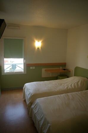 Twin Room, 2 Single Beds | 1 bedroom, desk, soundproofing, free WiFi