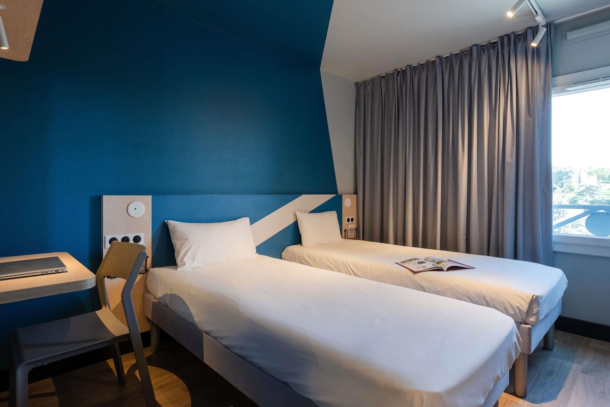 Twin Room, 2 Single Beds | 1 bedroom, desk, soundproofing, free WiFi