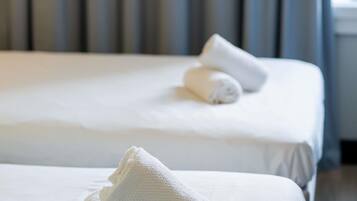 Chambre avec lits jumeaux, 2 lits une place | 1 chambre, bureau, chambres insonorisées, Wi-Fi gratuit