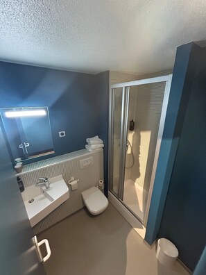 Regadera, amenidades de baño ecológicas, toallas 