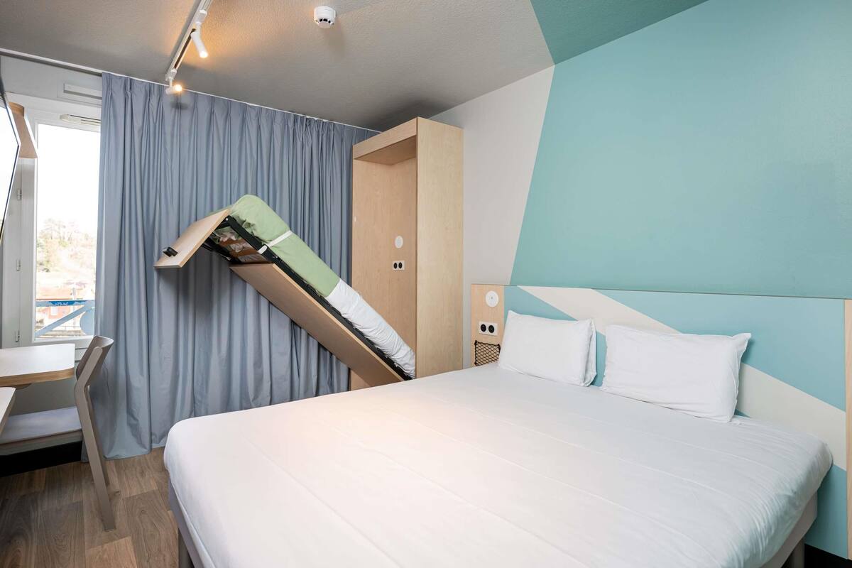 1 bedroom, desk, soundproofing, free WiFi