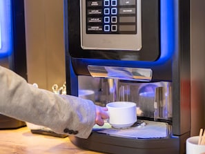 Tägliches Frühstücksbuffet (8.5 EUR pro Person)