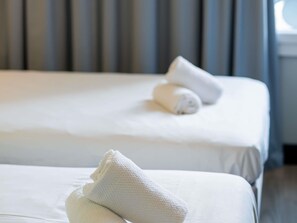 Zweibettzimmer, 2 Einzelbetten | 1 Schlafzimmer, Schreibtisch, schallisolierte Zimmer, kostenloses WLAN