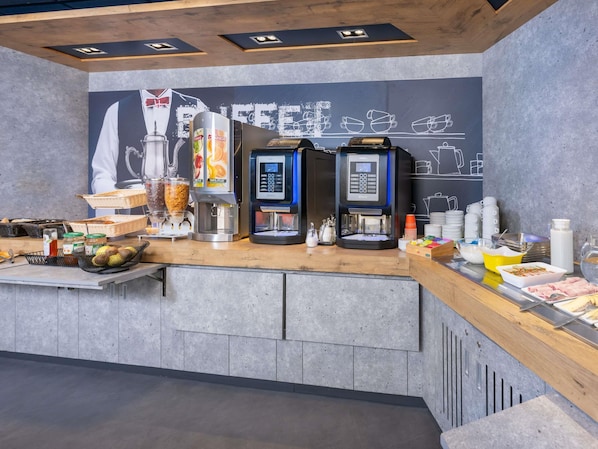 Desayuno buffet diario (EUR 8.5 por persona)