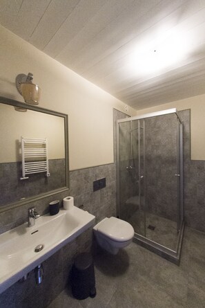 Superior Apartment, 1 King Bed, Hot Tub | Bathroom | Shower, free toiletries, hair dryer, towels - Minthouse apartments (Vilnius)