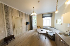 Appartement Supérieur, 1 très grand lit, bain à remous | Coin séjour