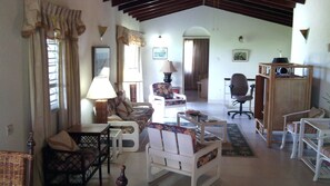 公寓, 3 間臥室, 海景 | 客廳 | 20 吋電視連有線電視頻道、DVD 播放機