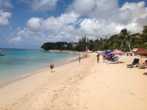 Beach nearby - Morris Apartments (Paynes Bay)