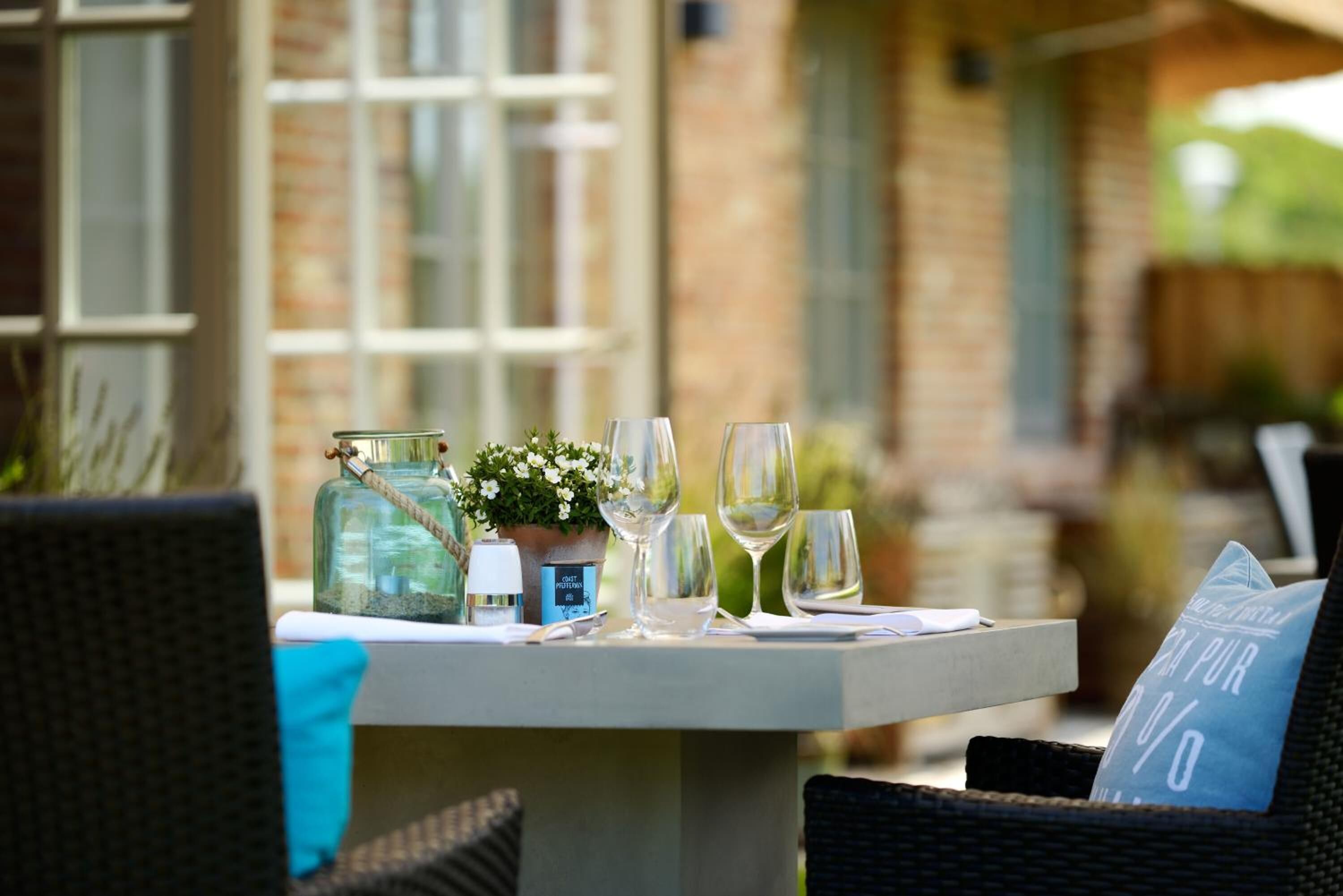 breakfast and dinner served, international cuisine