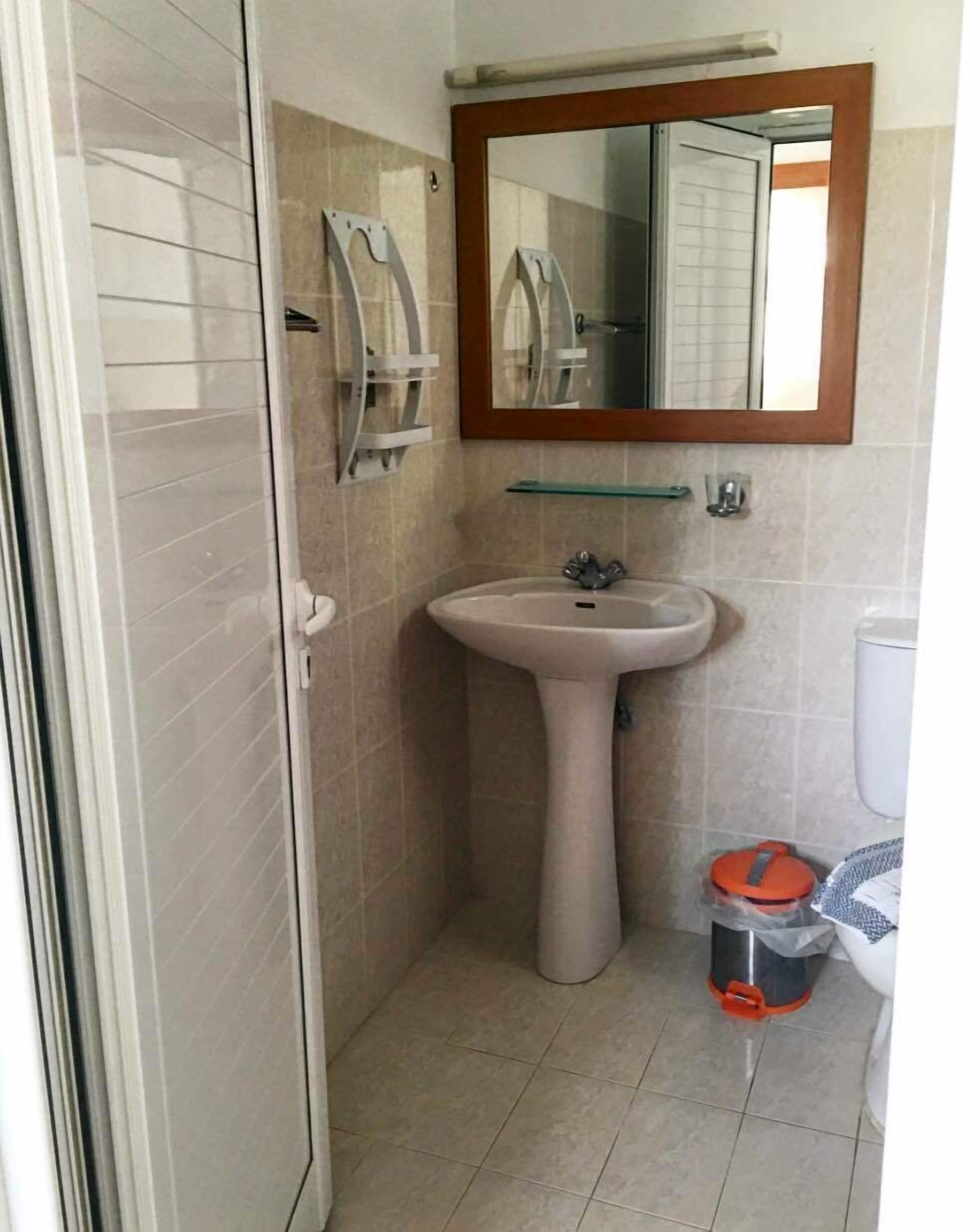 standard room, sea view | bathroom | shower, hair dryer, towels