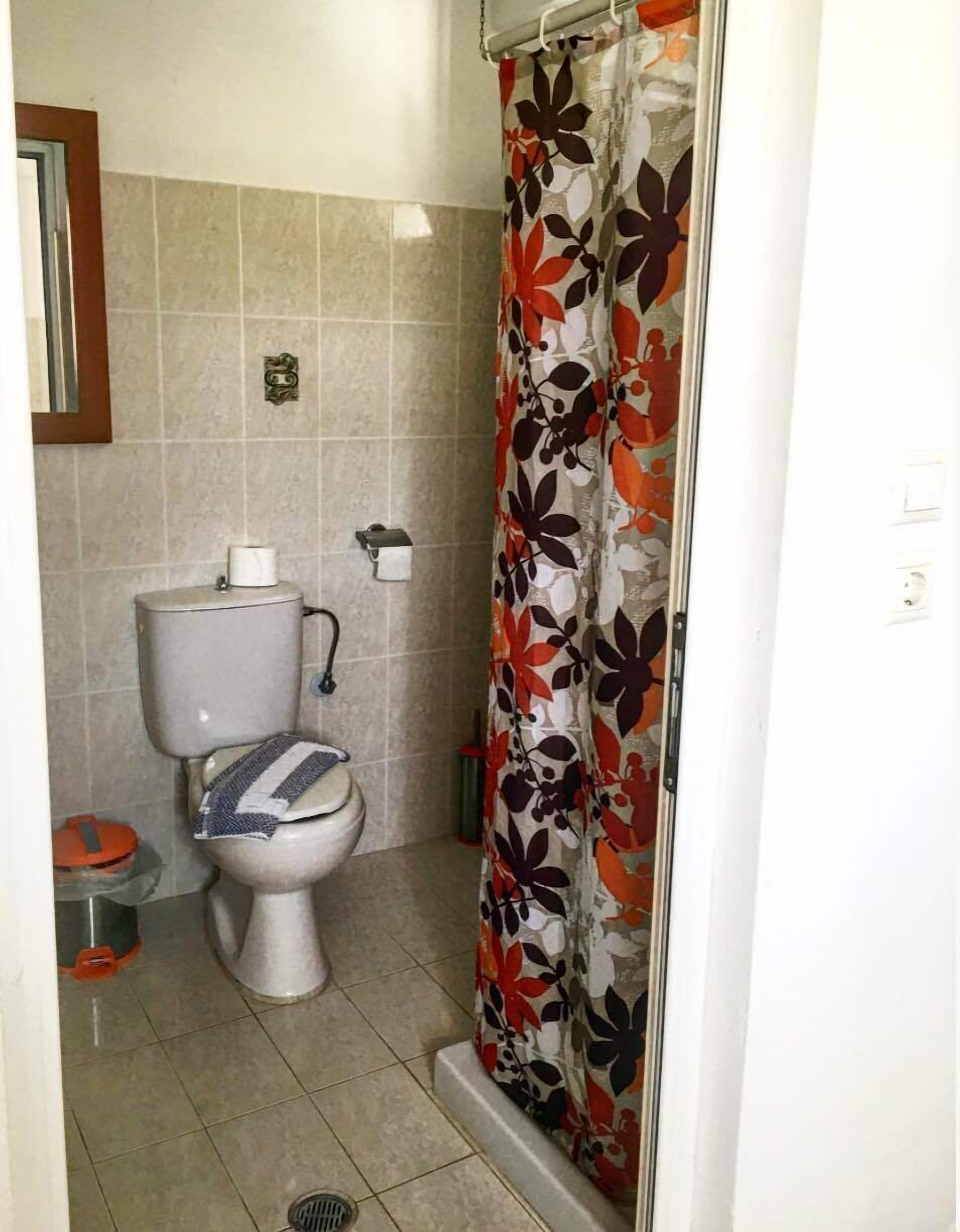 standard room, sea view | bathroom | shower, hair dryer, towels