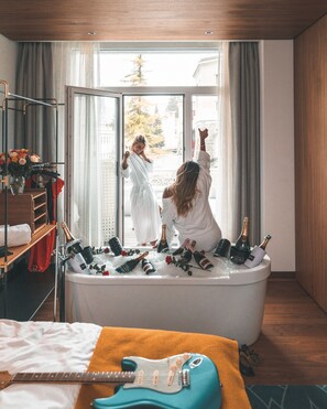 Suite, 1 King Bed | Hypo-allergenic bedding, in-room safe, individually decorated - Hard Rock Hotel Davos (Davos)