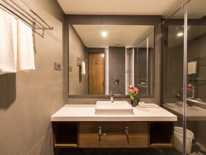 샤워 시설, 레인폴 샤워기, 무료 세면용품, 헤어드라이어