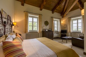 Standaard tweepersoonskamer | Een minibar, een kluis op de kamer, een bureau, verduisterende gordijnen