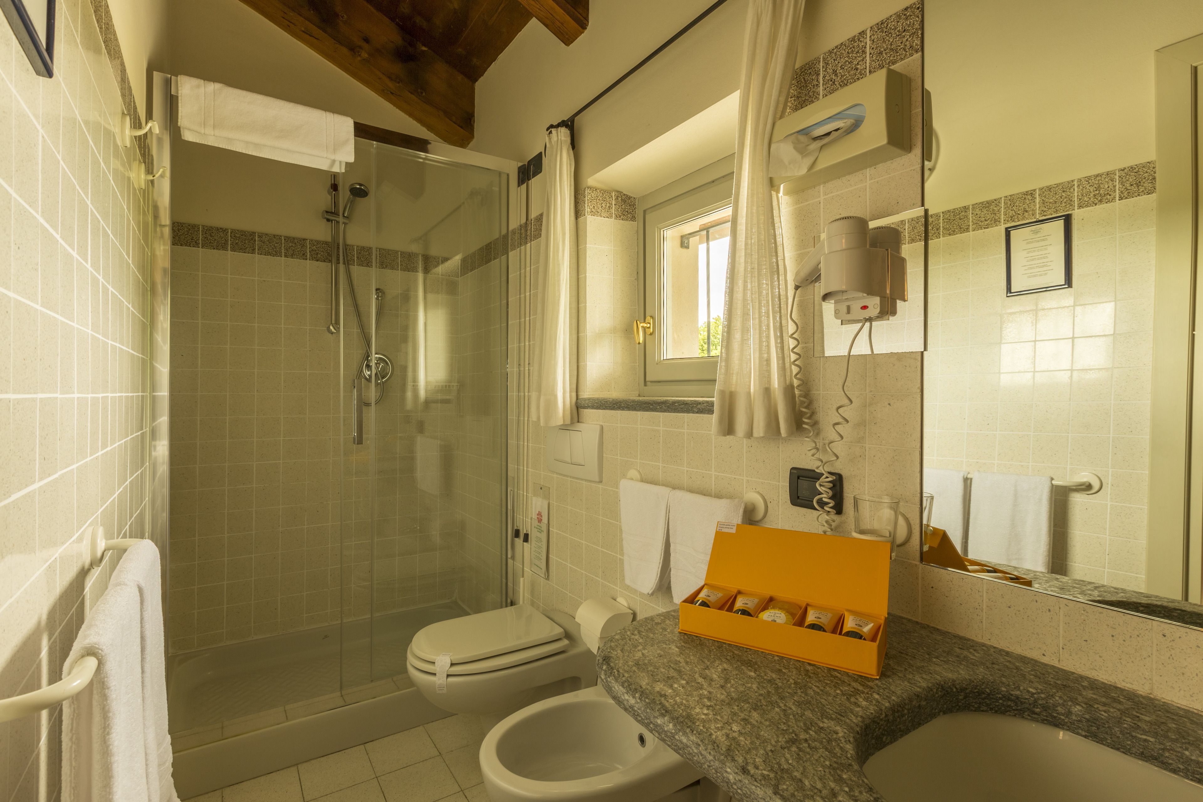 Ein Badezimmer mit Dusche, Toilette und Waschbecken.
