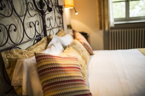 Suite – junior | Minibar, safe på rommet, skrivebord og blendingsgardiner