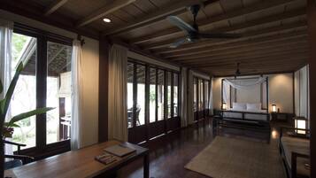 Deluxe House with River View | ๋ฏธ๋๋ฐ, ๊ฐ์ค ๋ด ๊ธ๊ณ , ์ฑ
์, ๊ฐ์ด ์นจ๋