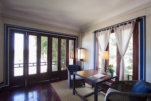 Deluxe Double Room with River View | Wohnbereich